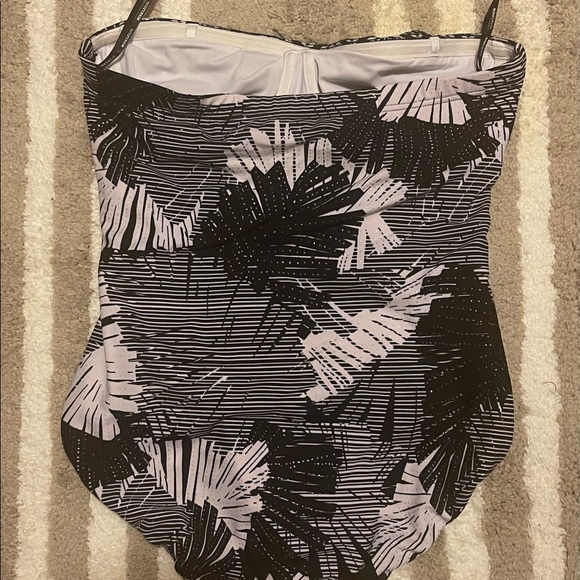 🌸 Miraclesuit Black & White Floral Bandeau One Piece 🌸 - Picture 2 of 3